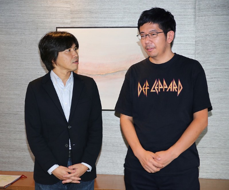 森健さん(左)とライターの武田砂鉄さん=東京都千代田区一ツ橋で