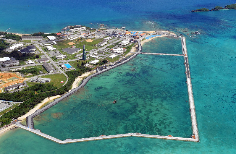 埋め立て工事が進む辺野古沿岸部。左上は米軍キャンプ・シュワブ=沖縄県名護市で2018年9月16日、本社ヘリから森園道子撮影