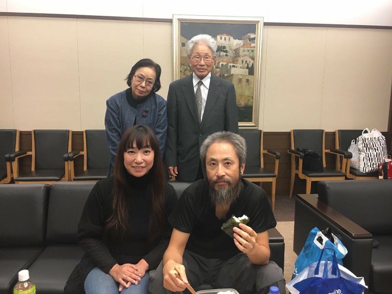 帰国し両親(後方)や妻深結さん(前列左)と再会した安田純平さん=成田空港で2018年10月25日午後、深結さん提供