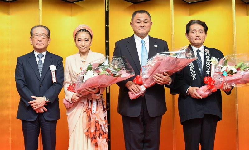 第3回澄和Futurist賞表彰式。右から、嘉瀬誠次さんの代理の長男・晃さん、山下泰裕さん、MISIAさん、村石久二澄和理事長=三澤威紀撮影