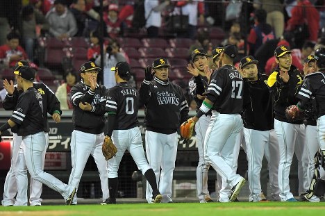 日本シリーズ 初戦は引き分け 広島とソフトバンク譲らず 毎日新聞