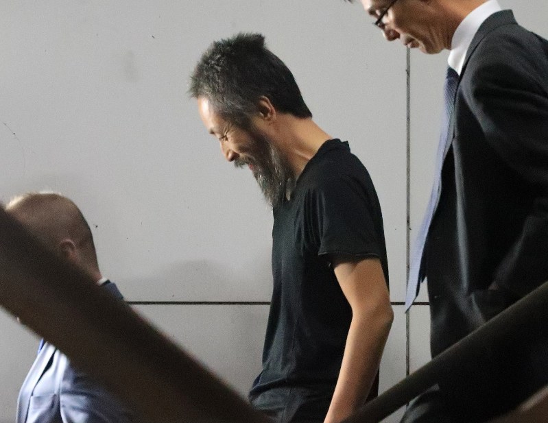 成田空港に到着し、笑顔を見せる安田純平さん=成田空港で2018年10月25日午後6時36分、梅村直承撮影