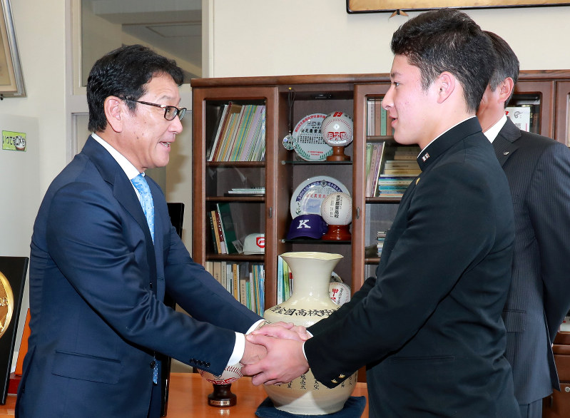 日本ハムの栗山監督(左)から指名のあいさつを受ける金足農高の吉田=秋田市の金足農高で2018年10月26日午後2時0分、代表撮影