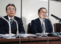 組織罰導入を求める請願書について説明するＪＲ福知山線事故遺族の大森重美さん（中央）ら＝東京・霞が関の司法記者クラブで２０１８年１０月２６日、伊藤直孝撮影