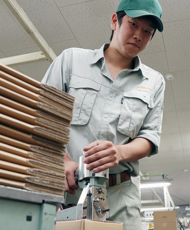 昼間は工場でライン作業をしながら夢を追う大和高田クラブの吉田光一投手=奈良県大和高田市東雲町の寺田ポンプ製作所で、稲生陽撮影