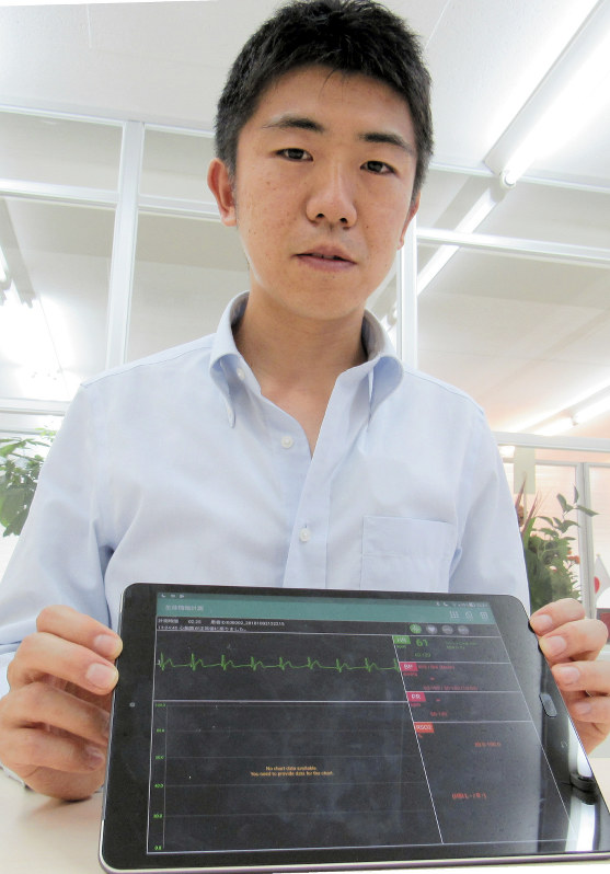 救急医療用の生体情報モニターを紹介する船橋聡さん