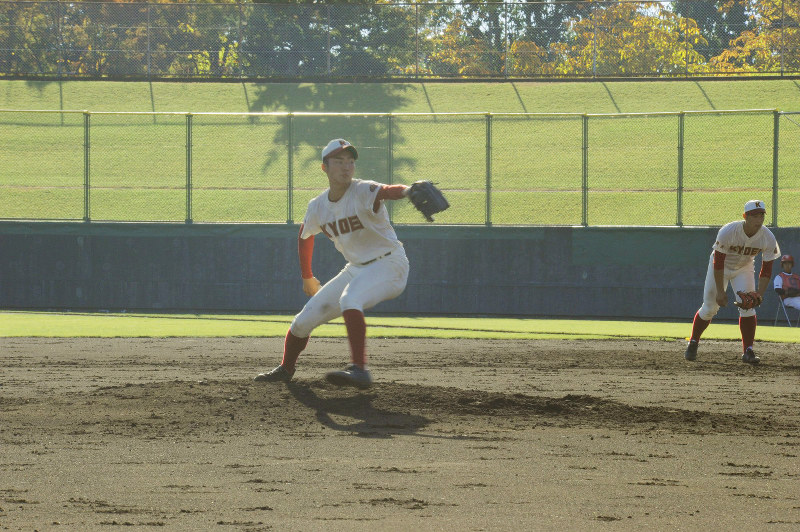【春日部共栄-山梨学院】1失点完投勝利を飾った春日部共栄のエース右腕・村田賢一=甲府市の山日YBS球場で2018年10月27日午後2時54分、来住哲司撮影