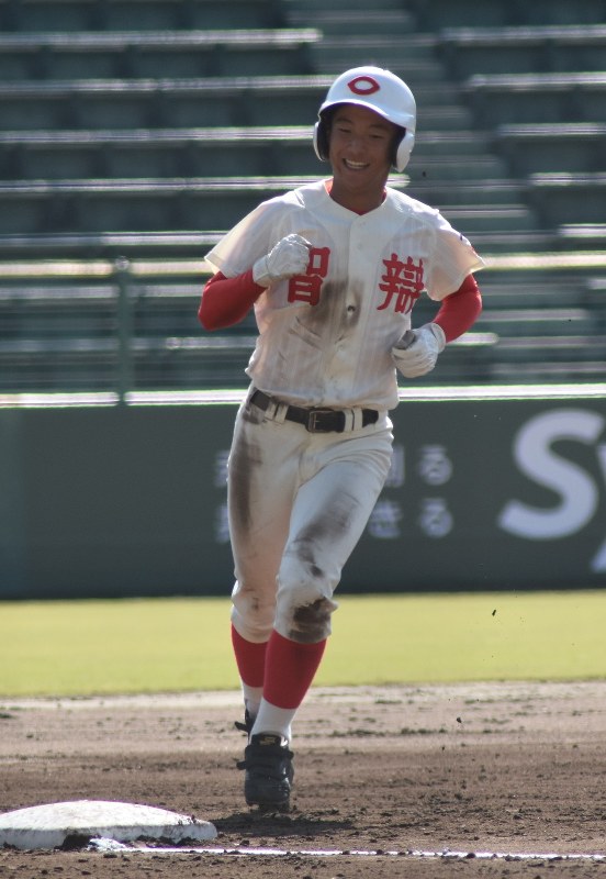 【智弁和歌山-大阪偕星学園】六回表智弁和歌山1死一、二塁、逆転3ランを放ち、笑顔でダイヤモンドを一周する綾原=神戸市のほっともっとフィールド神戸で2018年10月27日午後0時19分、安田光高撮影