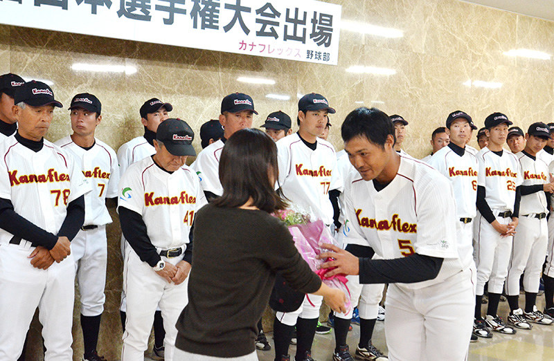 花束を受け取るカナフレックスの北條貴之主将=滋賀県東近江市大森町の同社滋賀工場で、礒野健一撮影