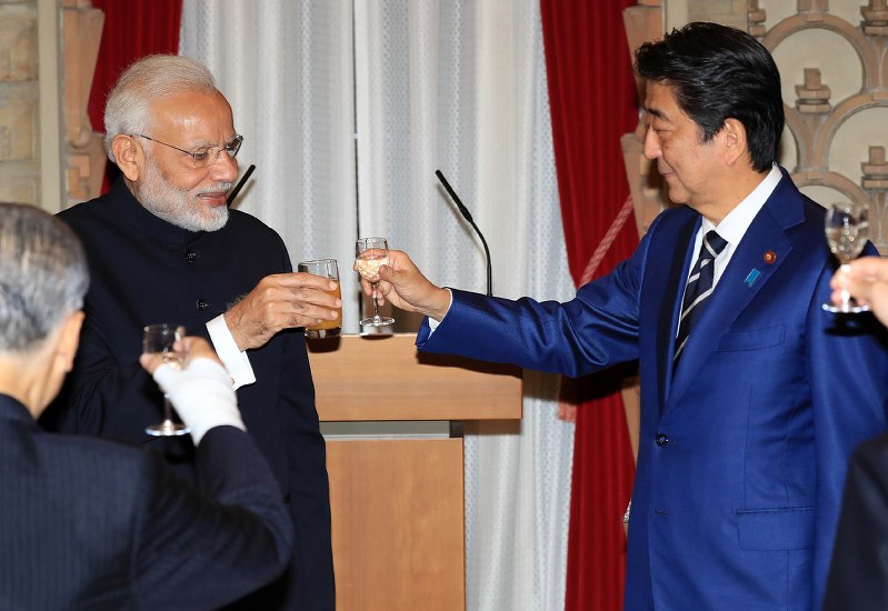 晩さん会でインドのモディ首相(左)と乾杯する安倍晋三首相=首相公邸で2018年10月29日午後8時12分、梅村直承撮影