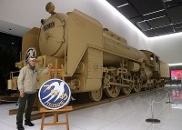 名古屋：迫力満点、原寸大 段ボールの蒸気機関車C62 [写真特集1/11