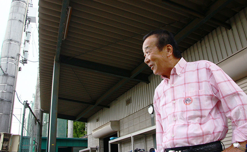 グラウンドで大和高田クラブの練習を見守る当麻明男さん=奈良県大和高田市秋吉で、稲生陽撮影