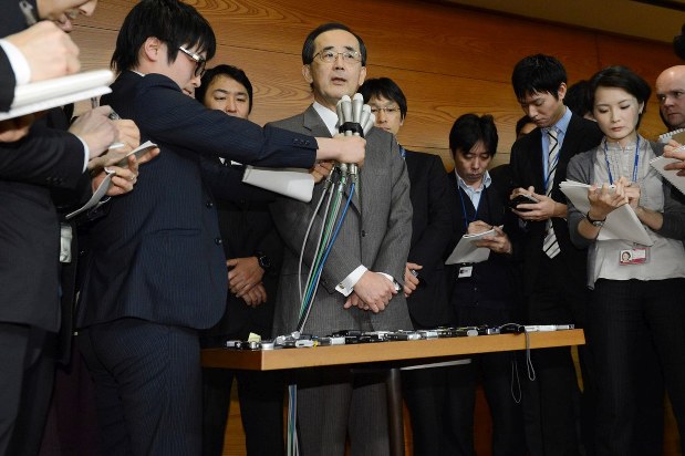 辞任を表明し記者の質問に答える白川氏(2013年2月)