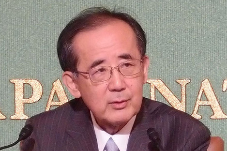記者会見する白川方明前日銀総裁