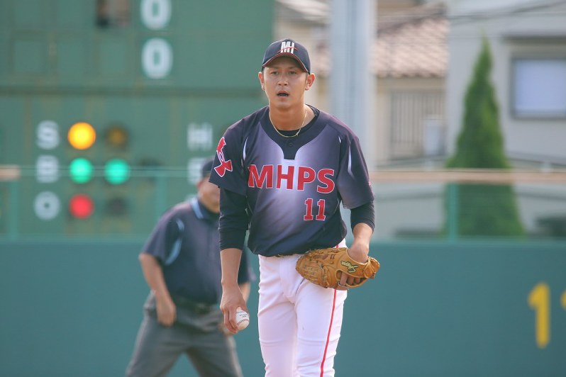 三菱日立のエース、奥村。ピンチにも動じない強気なマウンドさばきが日本選手権でも期待される=川崎市中原区で