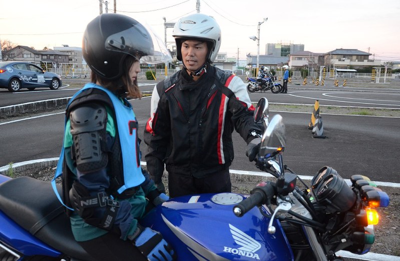 バイク免許の教習に臨む堤選手(右)