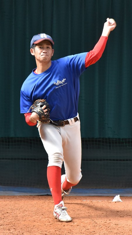 投球練習をする古市投手