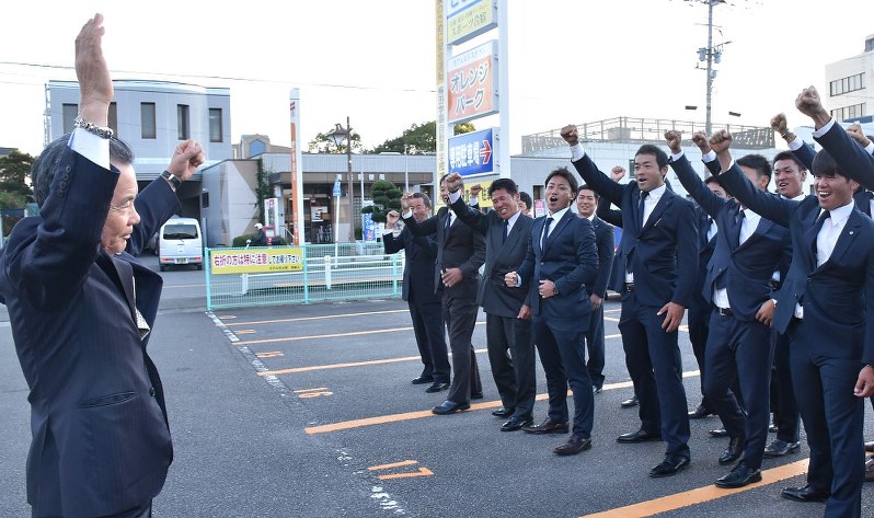 「頑張ろう」と健闘を誓う梅田社長(左)と選手ら