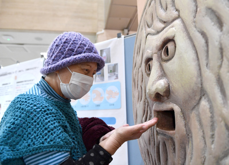 阪大病院：「真実の口」でインフル感染予防 消毒液噴霧 [写真特集3/7