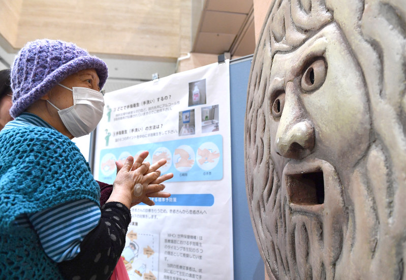 真実の口 阪大病院：「真実の口」でインフル感染予防 消毒液噴霧 [写真特集5/7
