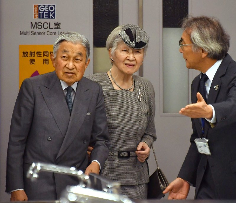 天皇 皇后両陛下 最後の恒例行事に伴う地方訪問から帰京 毎日新聞