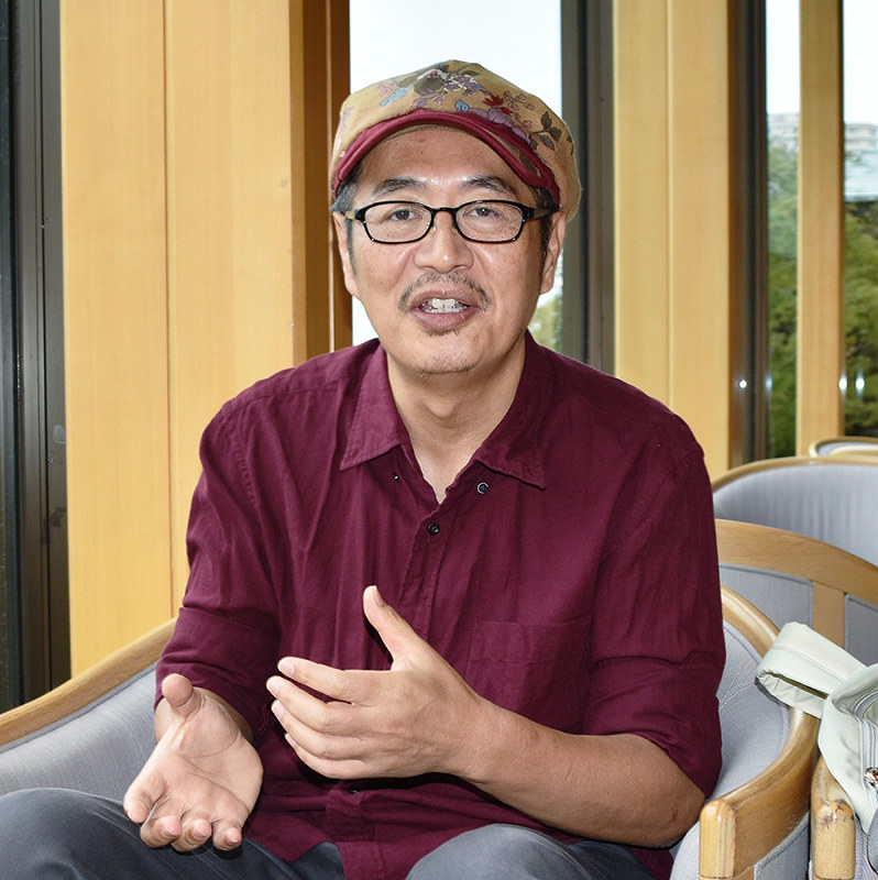 インタビューに答える望月昭さん=兵庫県宝塚市内で、土居和弘撮影