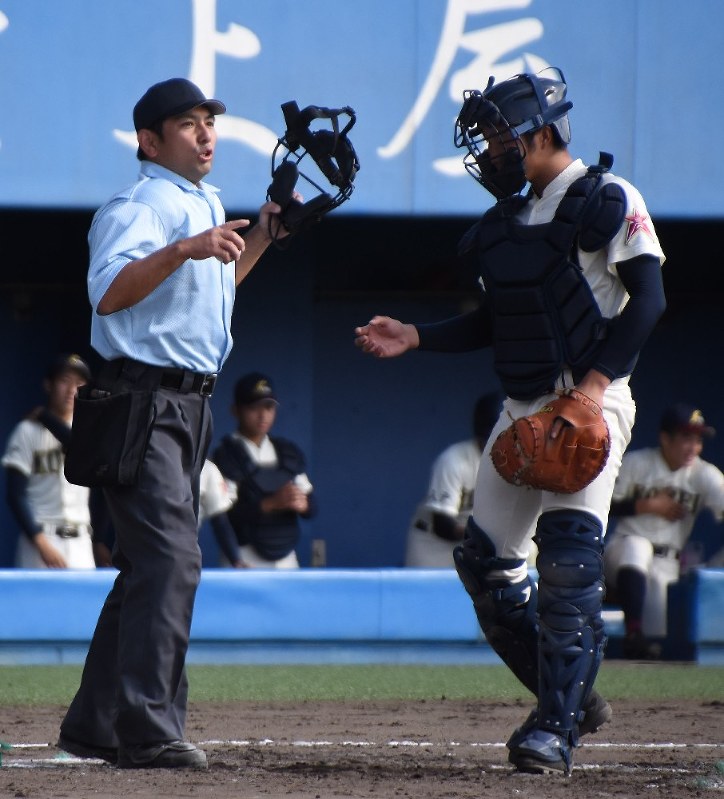秋季東北地区高校野球大会準決勝で球審を務めた近野徹審判員
