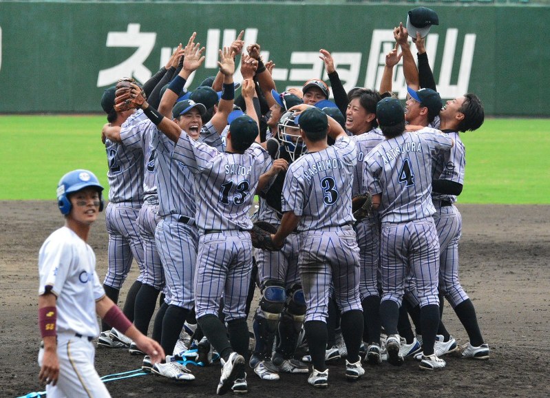 中国地区予選で2大会ぶりの出場を決め、歓喜の輪を作る選手たち=倉敷市のマスカットスタジアムで