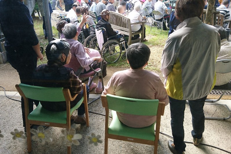 徳島県内の知的障害者らが入所する施設で今月下旬に開かれた地域住民らとの交流行事。入所者が、過去に受けた人権侵害の被害の大きさは計り知れない(画像の一部を加工しています)