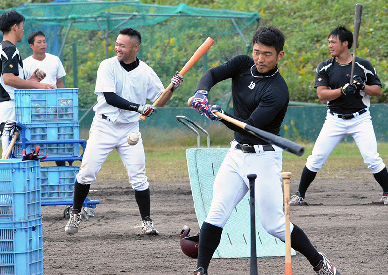 打撃練習に汗を流すカナフレックスの選手たち=滋賀県日野町別所の天理教日野大教会グラウンドで、礒野健一撮影