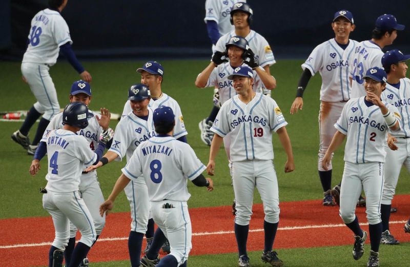 【鷺宮製作所―大阪ガス】サヨナラとなる内野安打を放った大谷(左端)を笑顔で出迎える大阪ガスの選手たち=京セラドーム大阪で2018年11月1日、幾島健太郎撮影