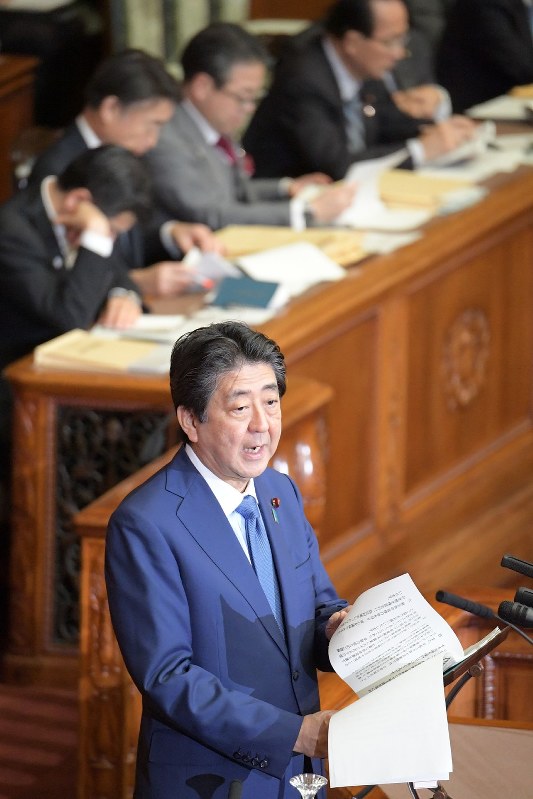 参院本会議で代表質問に答える安倍晋三首相=国会内で2018年10月31日、川田雅浩撮影