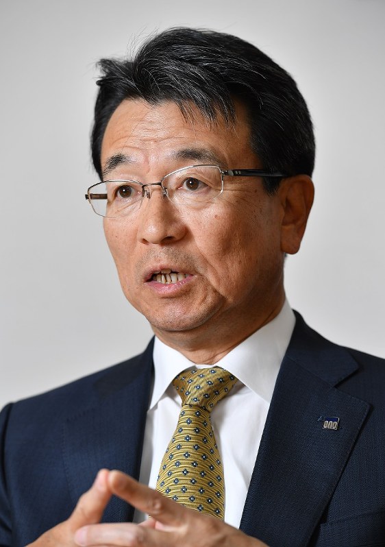 インタビューに答える小野薬品工業の相良暁社長=大阪市中央区で2018年10月31日午後6時4分、猪飼健史撮影