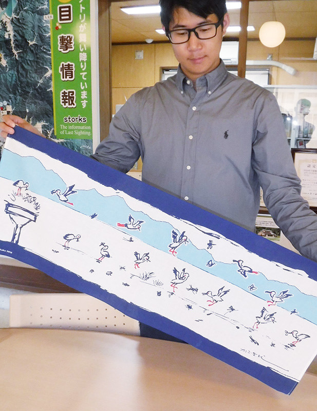 加古里子さんの下絵を基にデザインした手ぬぐい=兵庫県豊岡市城崎町で、高田房二郎撮影