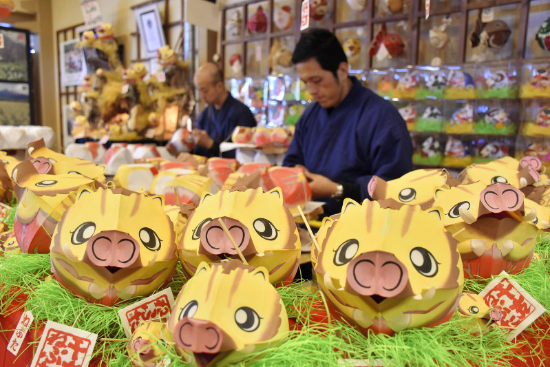 イノシシをイメージした来年の「干支ねぷた」=青森県弘前市で2018年11月1日、藤田晴雄撮影