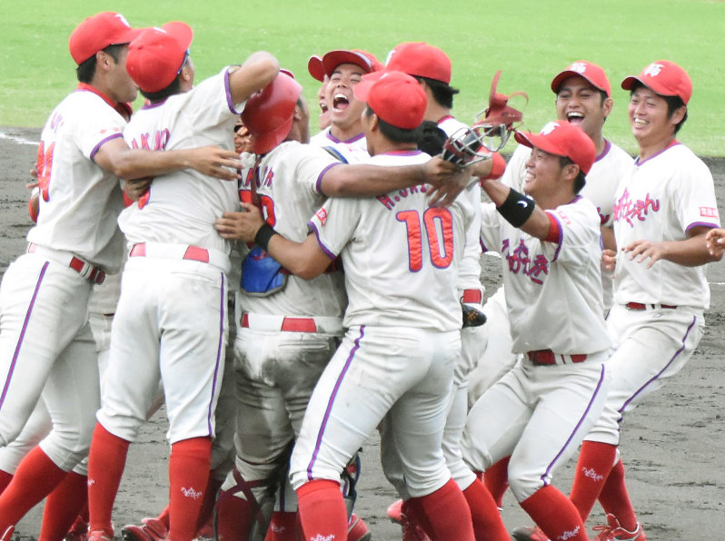 第2代表決定戦を制し喜ぶ宮崎梅田学園の選手たち=熊本市中央区のリブワーク藤崎台球場で2018年9月11日午後2時45分、清水晃平撮影