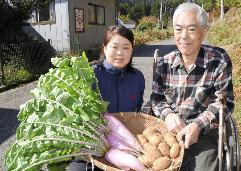 唐風呂大根と舟石芋の栽培に挑戦する長沢美佳さん(左)と支援する久保田公雄さん=栃木県日光市足尾町で、花野井誠撮影