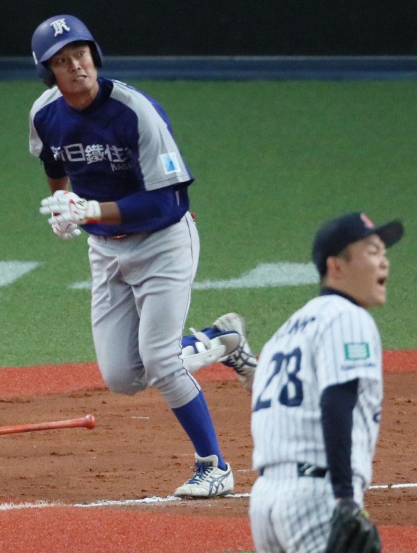【新日鉄住金鹿島-三菱重工広島】二回表新日鉄住金鹿島2死三塁、佐藤竜が左前適時打を放つ(投手・本間)=京セラドーム大阪で2018年11月3日、幾島健太郎撮影