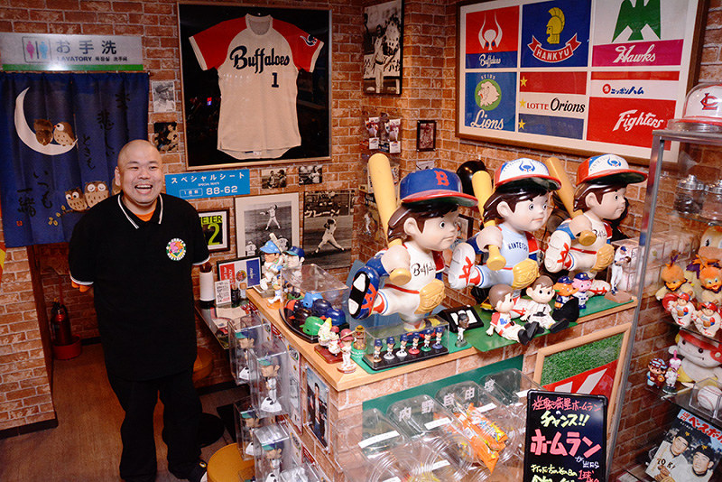 居酒屋 みんな集まれ 近鉄愛あふれる オーナーの浅川さん コレクション１万点 野球楽しんで 奈良 奈良 毎日新聞
