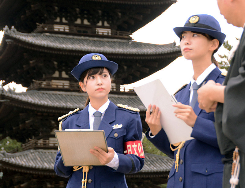 興福寺の僧侶から防犯態勢について話を聞く1日文化財保安官の本田莉菜さん(左)と板谷のぞみさん=奈良市の興福寺で、数野智史撮影