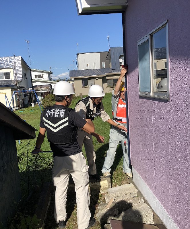 北海道地震で被災した住宅を調査する自治体の職員ら=北海道安平町で9月19日、若狭毅撮影