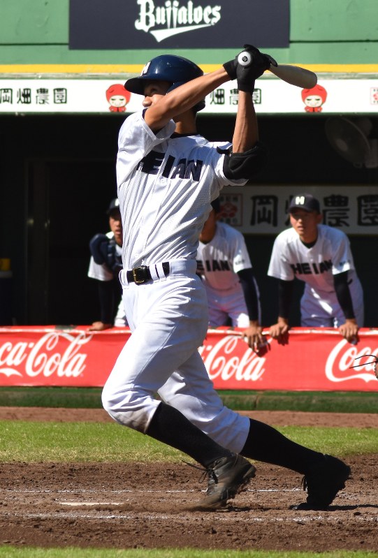 【履正社-龍谷大平安】三回裏龍谷大平安2死一、二塁、奥村が左越え3ランを放つ=神戸市のほっともっとフィールド神戸で2018年11月3日午前11時46分、安田光高撮影