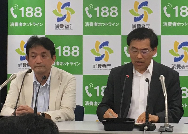 電動式シャッターの事故等原因調査報告書について説明する消費者安全調査委員会の持丸正明委員長代理(左)ら