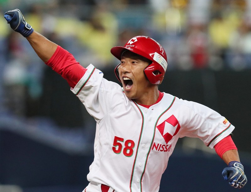 【明治安田生命-日本生命】九回裏日本生命2死一、二塁、代打・高橋英が左越え3点本塁打を放ち、雄たけびを上げる=京セラドーム大阪で2018年11月4日、幾島健太郎撮影
