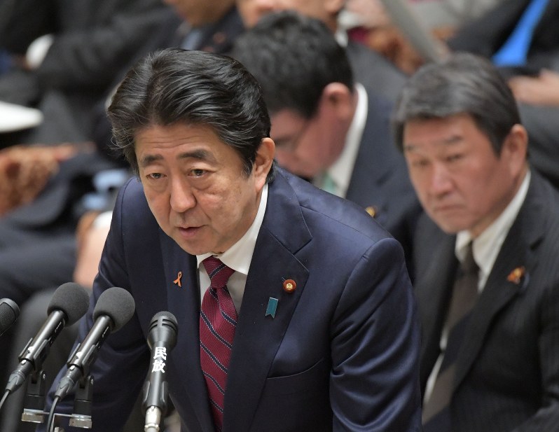 衆院予算委員会で答弁する安倍晋三首相=国会内で2日、川田雅浩撮影