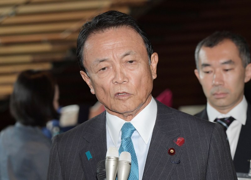 閣議後、記者団の質問に答える麻生太郎副総理兼財務相=首相官邸で、川田雅浩撮影