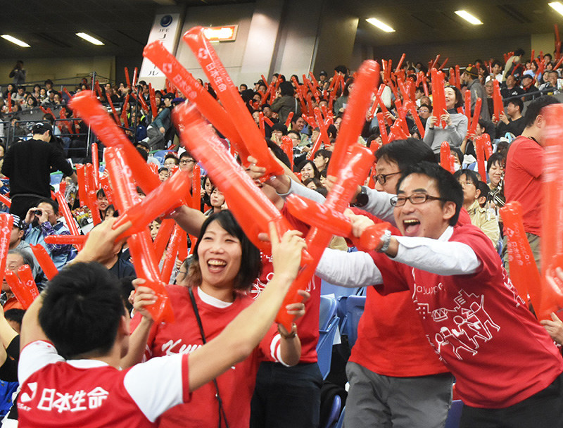 二回の古川の先制適時打に沸く日本生命応援団=京セラドーム大阪で、川崎健撮影