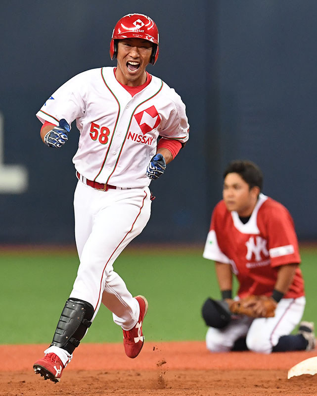 【明治安田生命-日本生命】九回裏日本生命2死一、二塁、サヨナラの左越え3点本塁打を放ち、笑顔で塁を回る日本生命代打の高橋英=京セラドーム大阪で2018年11月4日、山崎一輝撮影