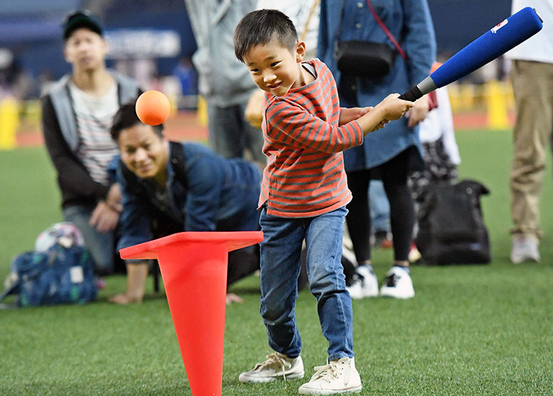 ティーボール教室でボールを打つ子ども=大阪市西区の京セラドーム大阪で2018年11月4日、山崎一輝撮影