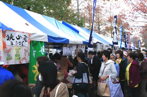 大勢の来場者でにぎわった城西国際大大学祭の物産展＝同大提供